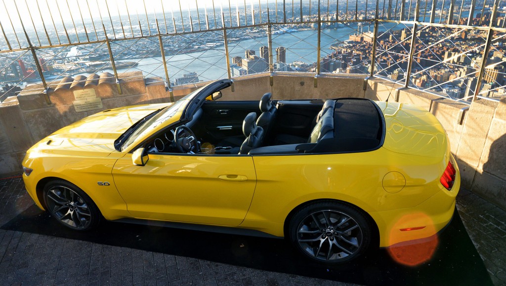 Une Ford Mustang au sommet de l’Empire State Building